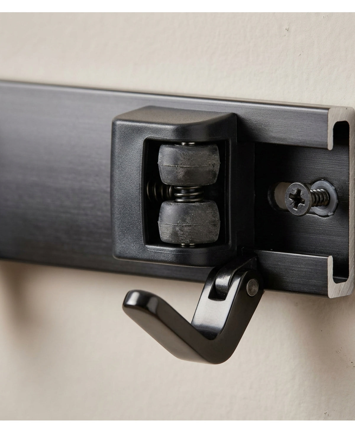 Evav Aluminum Wall Hook Rail with 5 Grip Clips and 6 Hooks 42 cm - Detail view
