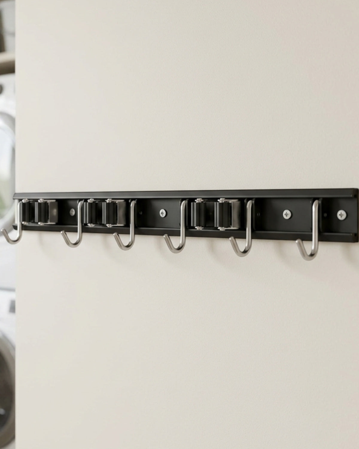 Evav Aluminum Wall Hook Rail with 5 Grip Clips and 6 Hooks 42 cm - Lifestyle view